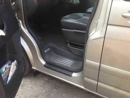 Проем водительской двери Volkswagen Multivan после покраски