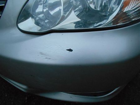 Повреждение на бампере Toyota Corolla