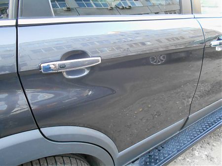 Правый бок автомобиля Chevrolet Captiva после покраски. Задняя дверь